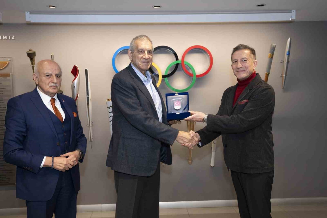 TMOK ANMA VE ONURLANDIRMA KOMİSYONU, TÜRK KADIN BASKETBOLUNA VERDİĞİ KATKILARINDAN DOLAYI JÜLİDE...