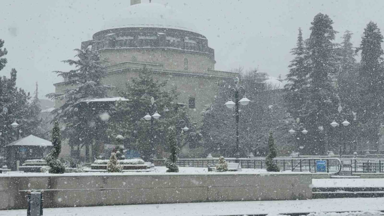 TOKAT'TA YENİ YILIN İLK GÜNÜNDE ETKİLİ OLAN KAR YAĞIŞI, KENTİ KISA SÜREDE BEYAZA...