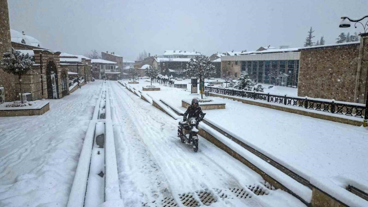TOKAT'TA YOĞUN KAR YAĞIŞI ETKİLİ OLDU