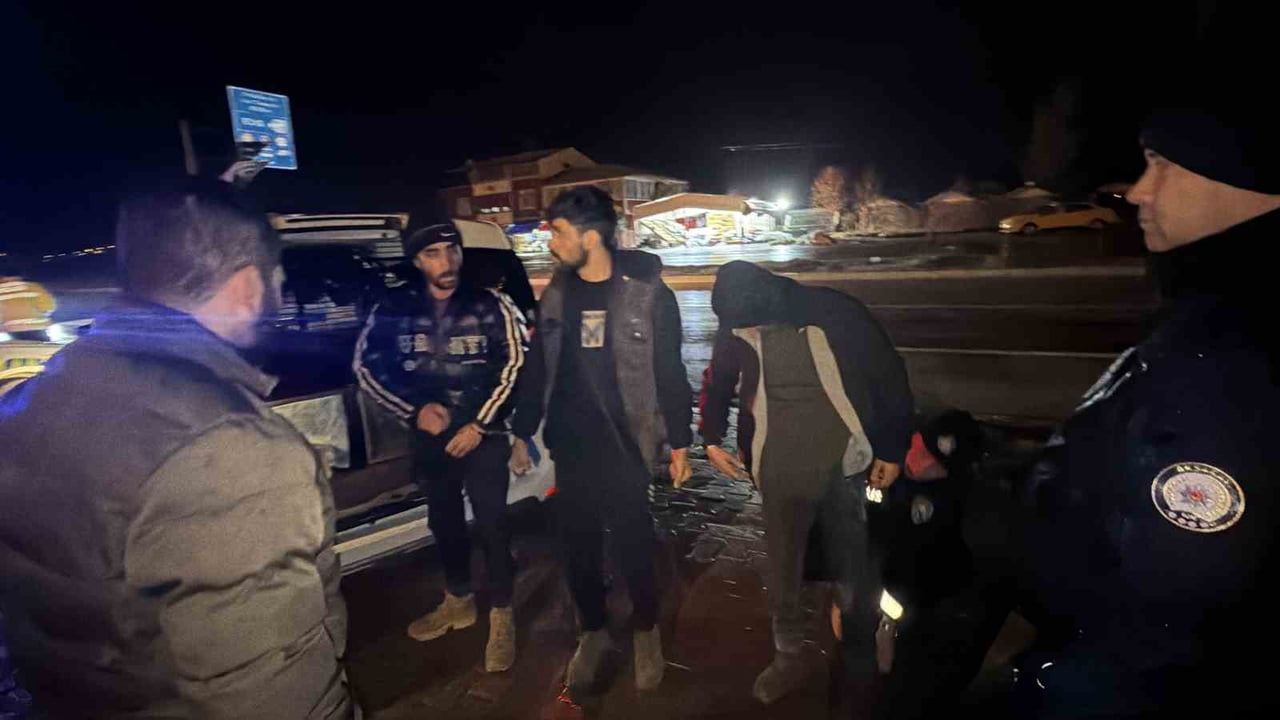 TOKAT’IN ERBAA İLÇESİ'NDEDURDURULAN  OTOMOBİLDE 3 KAÇAK GÖÇMEN  YAKALANDI.