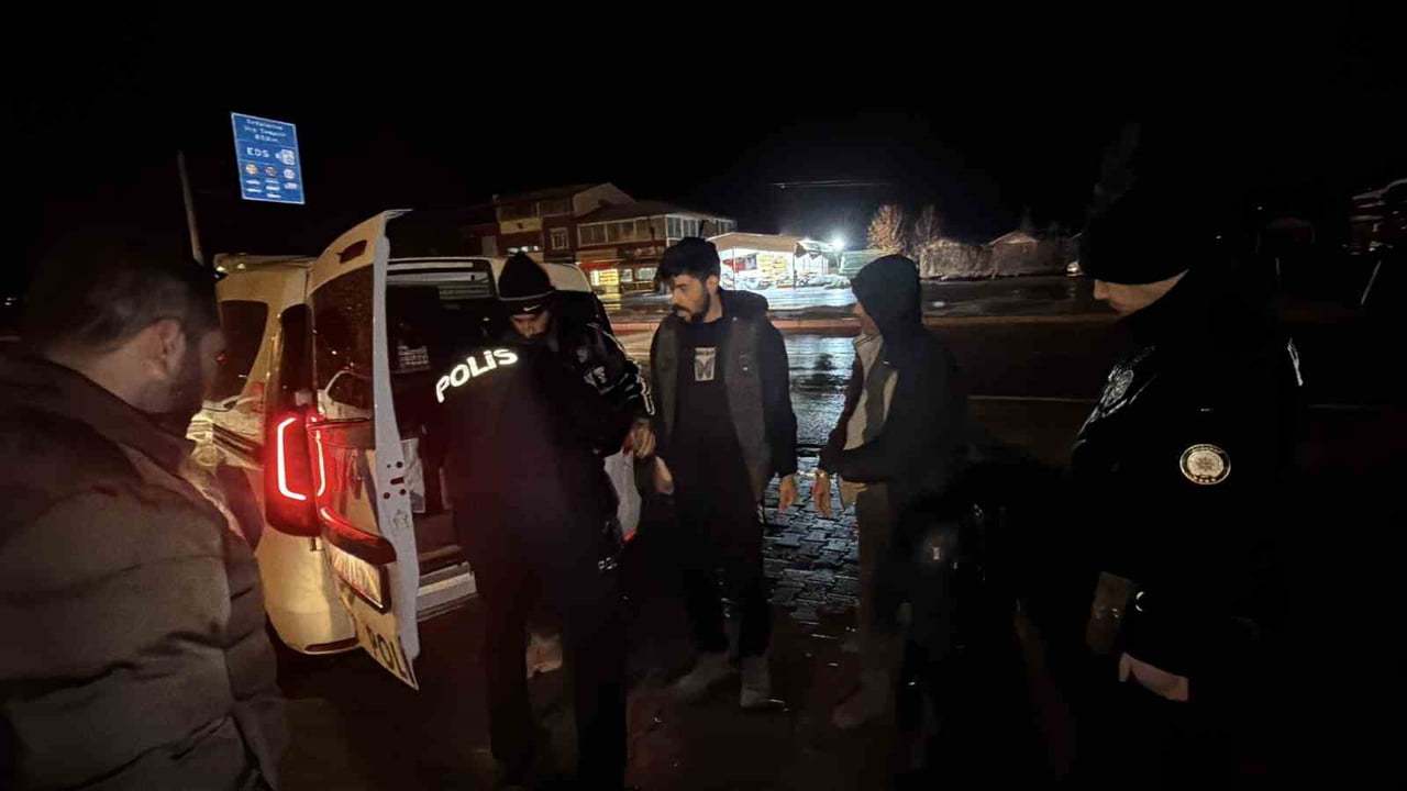 TOKAT’IN ERBAA İLÇESİ'NDEDURDURULAN  OTOMOBİLDE 3 KAÇAK GÖÇMEN  YAKALANDI.