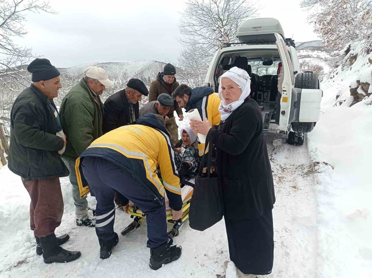 TOKAT’IN ERBAA İLÇESİNDE 90 YAŞINDAKİ BİR VATANDAŞIN RAHATSIZLANMASI ÜZERİNE KARLA KAPALI YOL İLÇE...