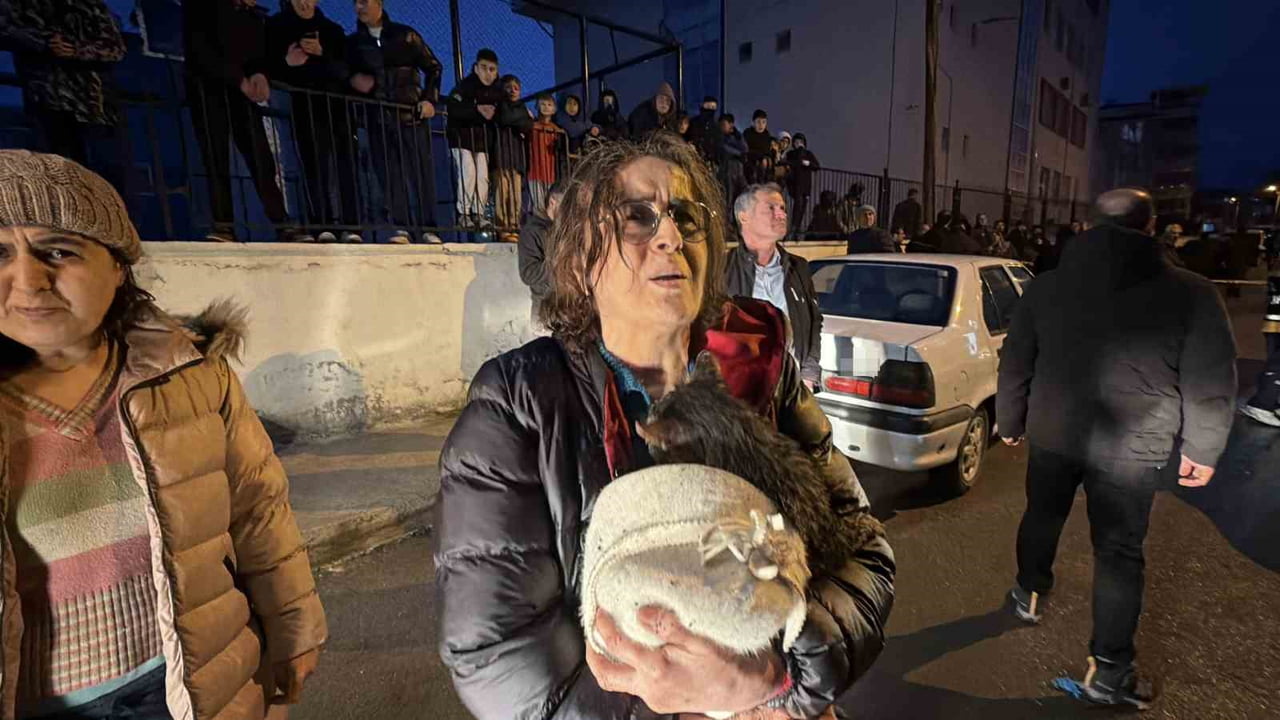 TOKAT’IN ERBAA İLÇESİNDE KEDİLER İÇİN YAKILAN SOBADAN ÇIKAN YANGINDA İKİ EV KULLANILAMAZ HALE...