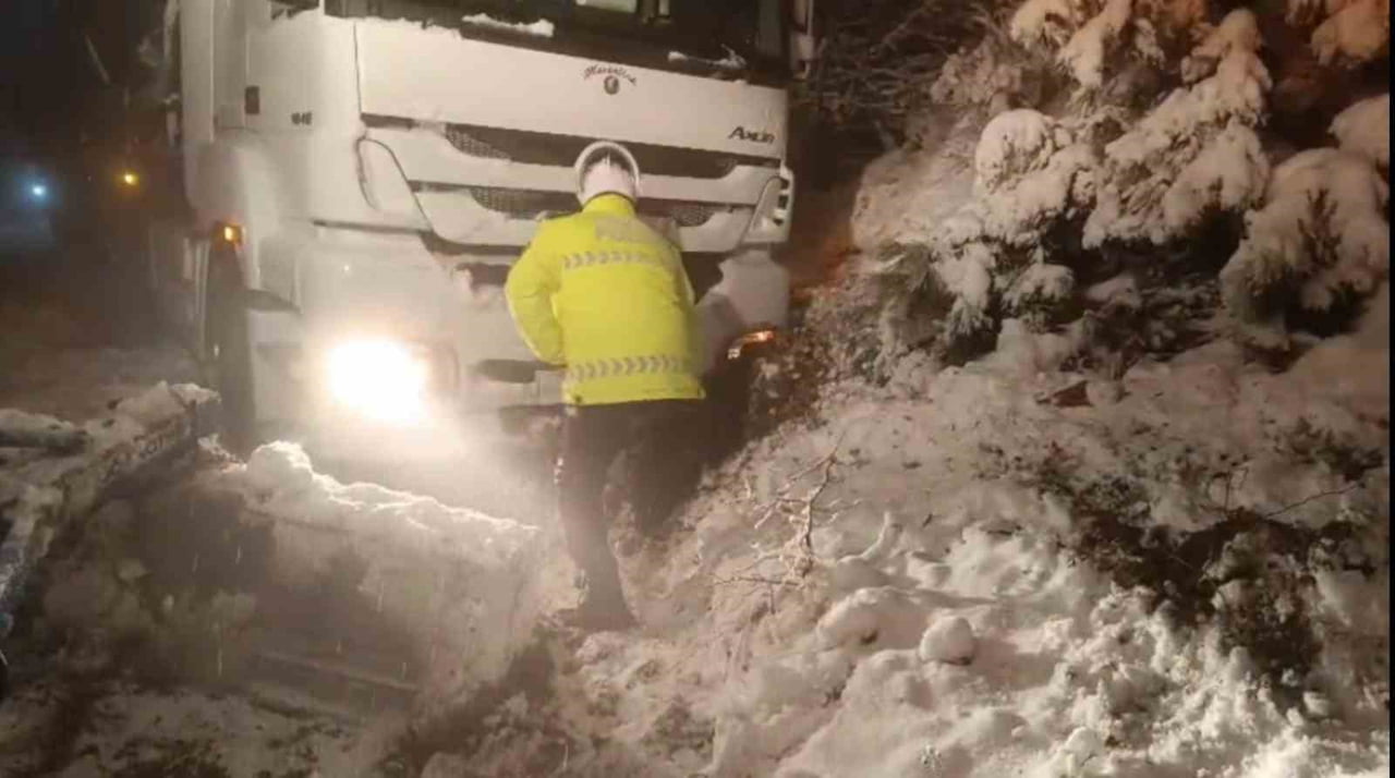 TOKAT’IN NİKSAR İLÇESİNDE ETKİLİ OLAN KAR YAĞIŞI NEDENİYLE KAPANAN YOLDA, POLİS EKİPLERİNİN...