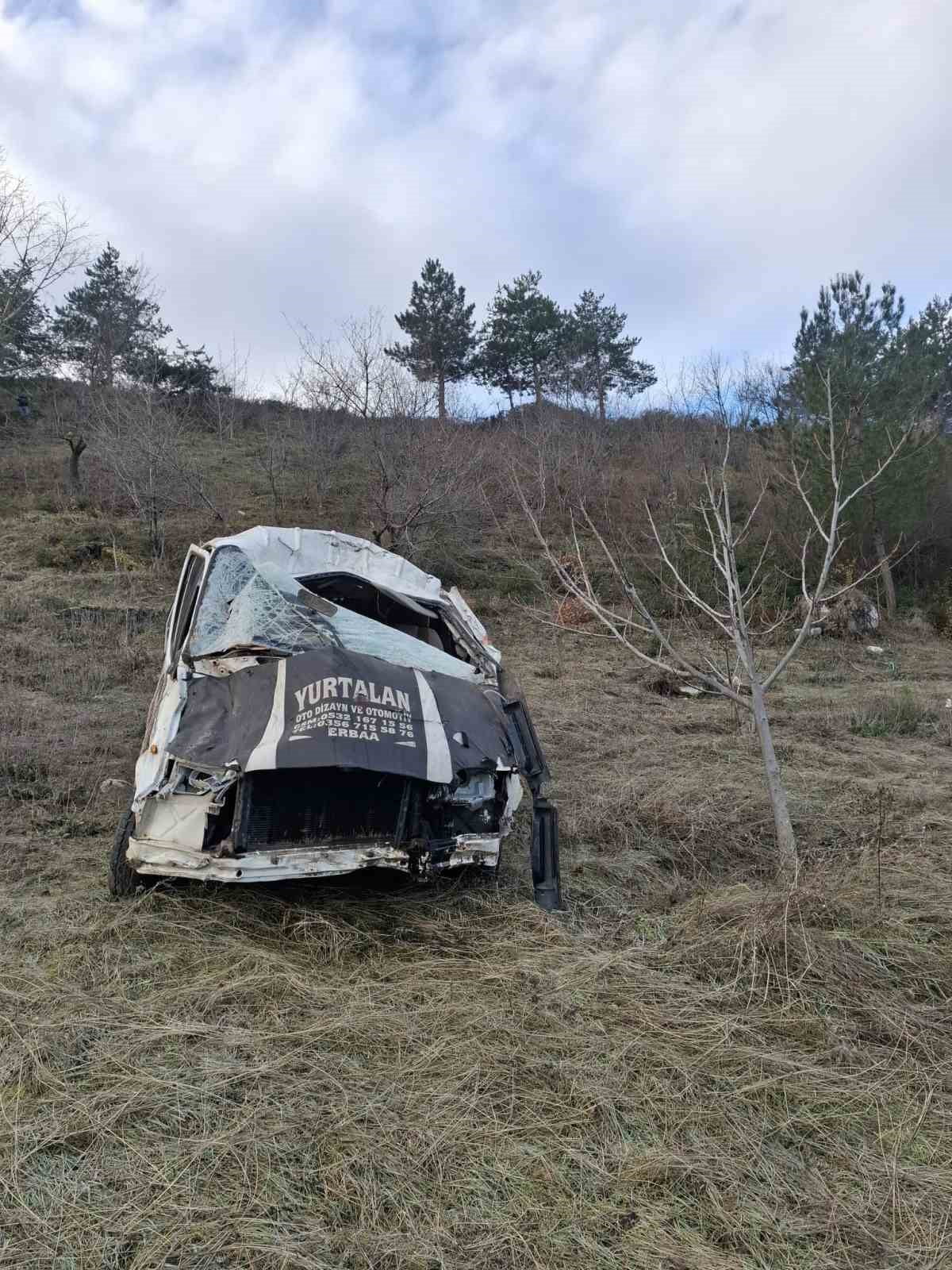 TOKAT’IN NİKSAR İLÇESİNDE MEYDANA GELEN KAZADA, HURDAYA DÖNEN MİNİBÜSÜN SÜRÜCÜSÜ...