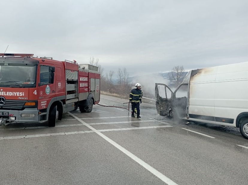 TOKAT’IN NİKSAR İLÇESİNDE SEYİR HALİNDEKİ TRANSİT MİNİBÜSTE ÇIKAN YANGIN, KISA SÜRELİ PANİĞE NEDEN...