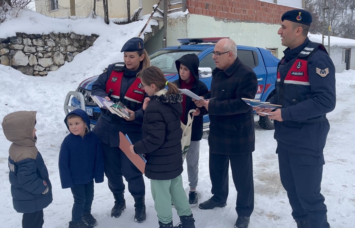 TOKAT’IN PAZAR İLÇESİNE BAĞLI OVACIK KÖYÜNDE KARLA KAPANAN YOL NEDENİYLE OKULA GİDEMEYEN 9...