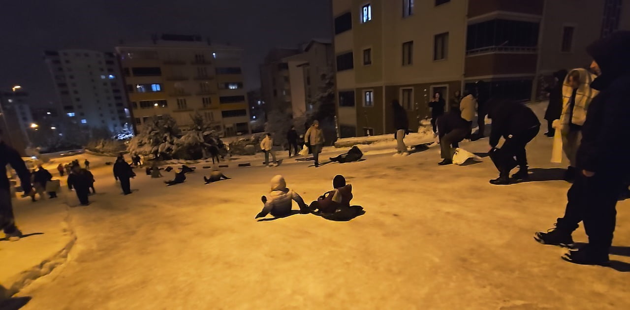 TOKAT’TA ETKİLİ OLAN KAR YAĞIŞIYLA BİRLİKTE VATANDAŞLAR TEPSİ VE POŞETLERLE DİK YOKUŞLARDA...