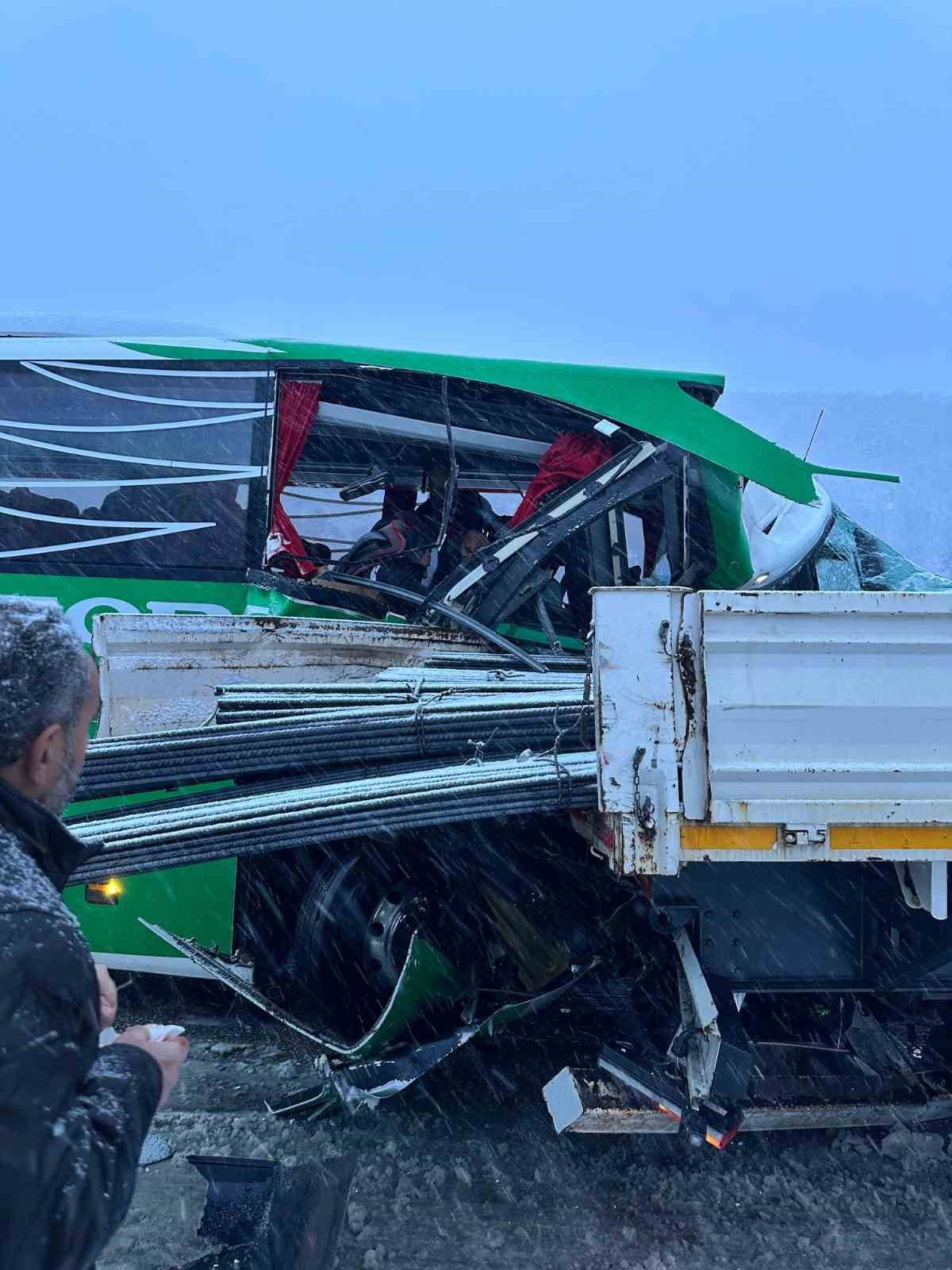 TOKAT’TA KARLI YOLDA KAYAN OTOBÜS, ARKADAN BİR TIRA ÇARPT. KAZADA 7 YOLCU YARALANDI.