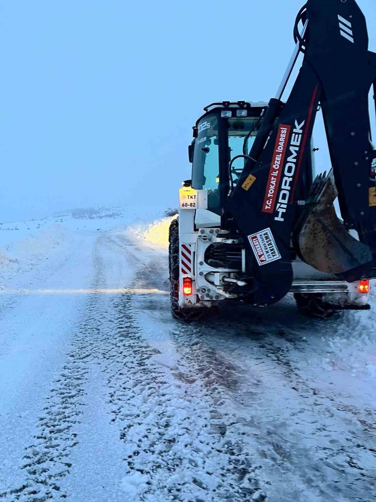 TOKAT VALİLİĞİ, İL GENELİNDE ETKİLİ OLAN YOĞUN KAR YAĞIŞI NEDENİYLE 256 KÖY YOLUNUN ULAŞIMA...