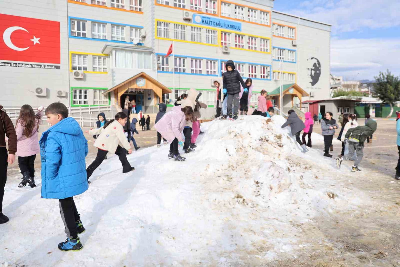 TOROS DAĞLARI ETEKLERİNDEKİ SAİMBEYLİ İLÇESİNDEN GETİRİLEN İKİ KAMYON KAR, HALİT DAĞLI İLKÖĞRETİM...