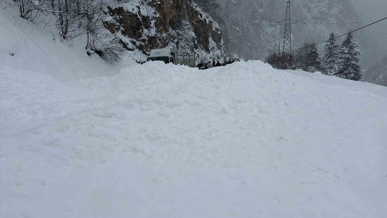 TRABZON'UN ARAKLI İLÇESİ PAZARCIK TİLKİBELİ MEVKİİNDE  2-3 GÜNDÜR BÖLGEDE ETKİLİ OLAN KAR YAĞIŞI...