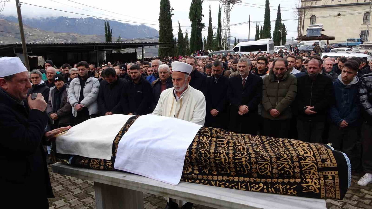 TRABZON'UN ORTAHİSAR İLÇESİNDE DÜN SAÇ EKİMİ İÇİN GİTTİĞİ ESTETİK MERKEZİNDE FENALAŞARAK HAYATINI...