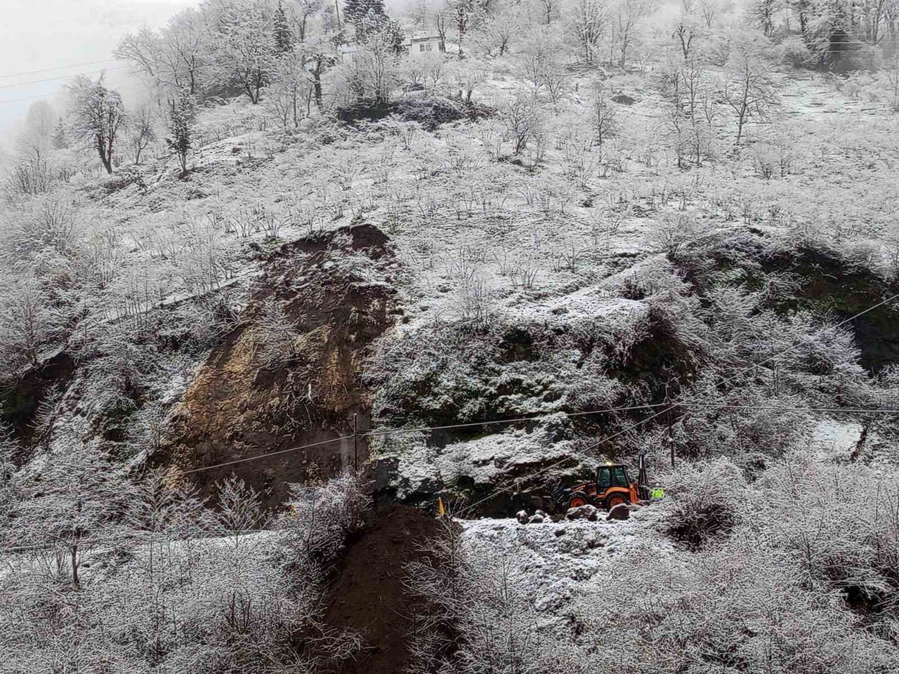 TRABZON'UN ŞALPAZARI-BEŞİKDÜZÜ KARAYOLUNDA DÜN AKŞAM SAATLERİNDE BAŞLAYAN YOĞUN YAĞMUR VE ARDINDAN...