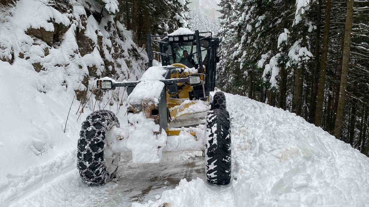 TRABZON'UN YÜKSEK KESİMLERDE BİR SÜREDİR ETKİLİ OLAN KAR YAĞIŞI NEDENİYLE 70 MAHALLEYE ULAŞIM...