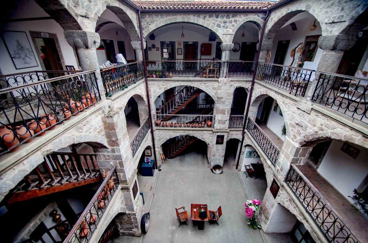 TRABZON ÇARŞI MAHALLESİ BAKIRCILAR MEVKİİ'NDE YER ALAN ALACAHAN'IN YAPILIŞ TARİHİ KESİN OLARAK...