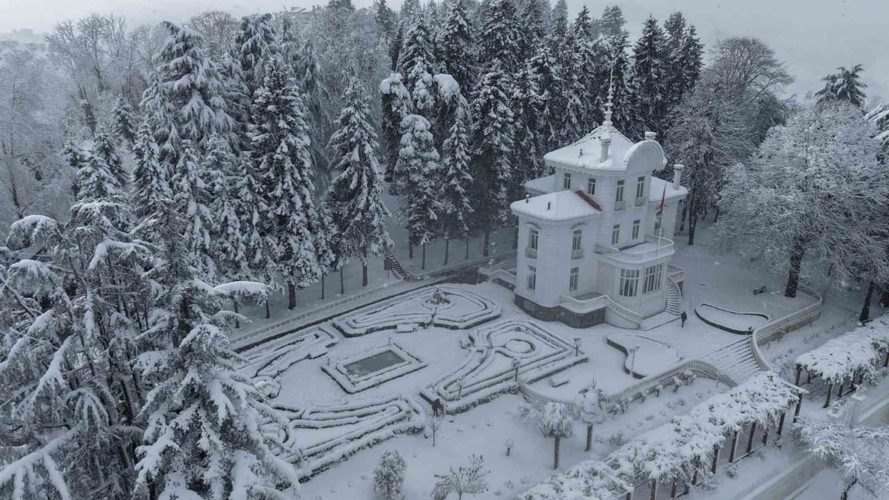 TRABZON’DA AKŞAM SAATLERİNDEN İTİBAREN ETKİSİNİ ARTIRAN KAR YAĞIŞI, KENT GENELİNDE HAYATI OLUMSUZ...