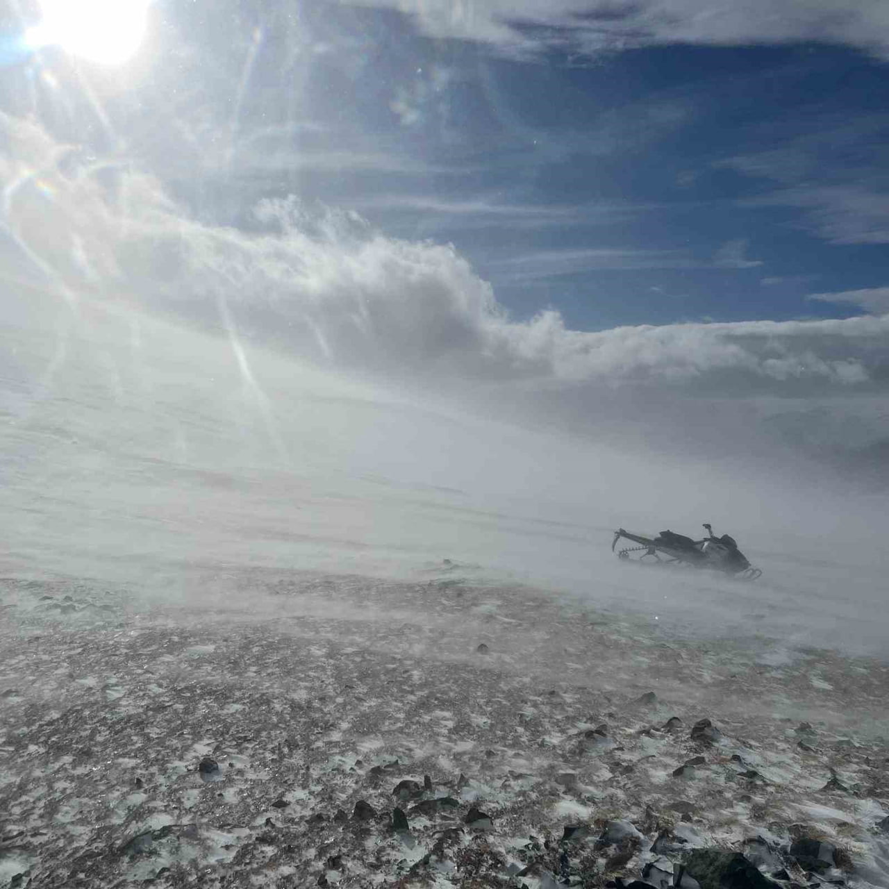 TRABZON’UN ÇAYKARA İLÇESİNİN YÜKSEK RAKIMLI YAYLALARINDA ETKİLİ OLAN KAR FIRTINASI, ŞİDDETLİ...