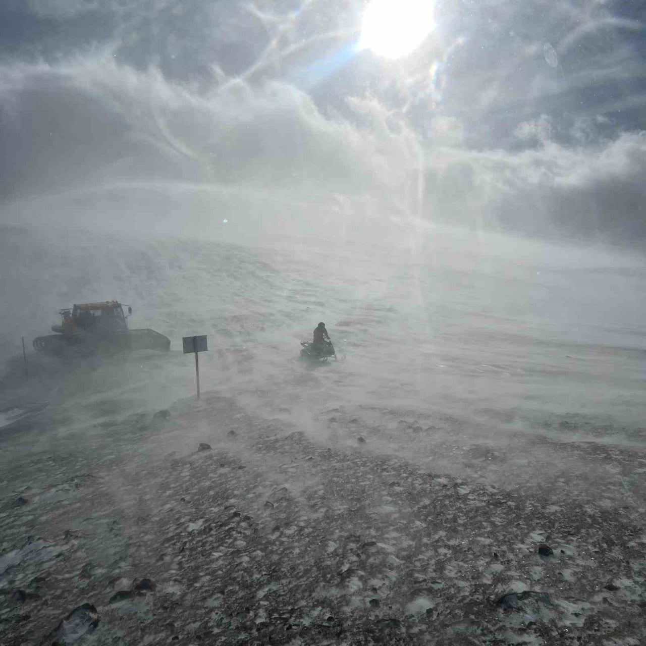 TRABZON’UN ÇAYKARA İLÇESİNİN YÜKSEK RAKIMLI YAYLALARINDA ETKİLİ OLAN KAR FIRTINASI, ŞİDDETLİ...