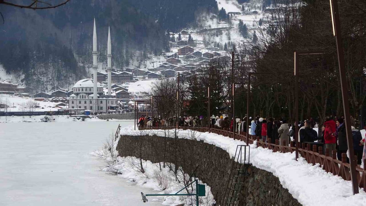 TRABZON’UN DÜNYACA ÜNLÜ TURİZM MERKEZİ UZUNGÖL’DE BU YIL İLK KEZ DÜZENLENEN KIŞ FESTİVALİ, İKİNCİ...