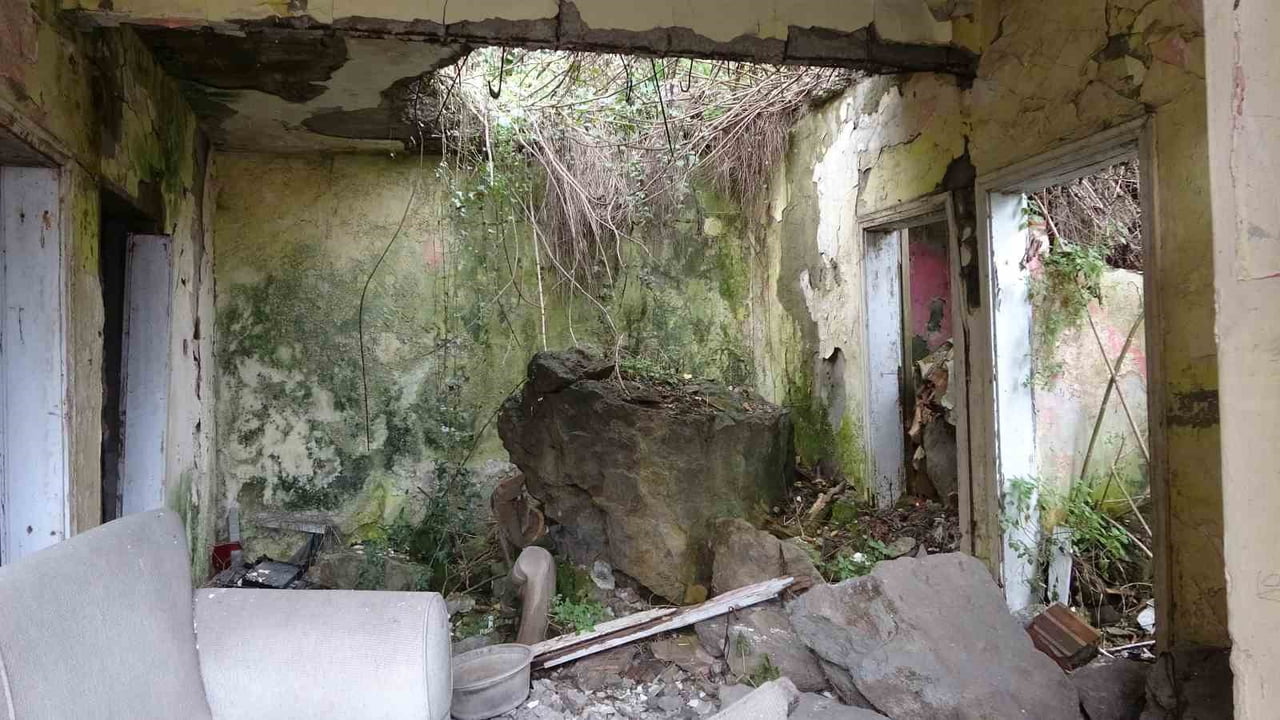 TRABZON’UN ORTAHİSAR İLÇESİNDE YILLAR ÖNCE YAŞANAN KAYA DÜŞMELERİ İLE HAFIZALARA KAZINAN KAYMAKLI...