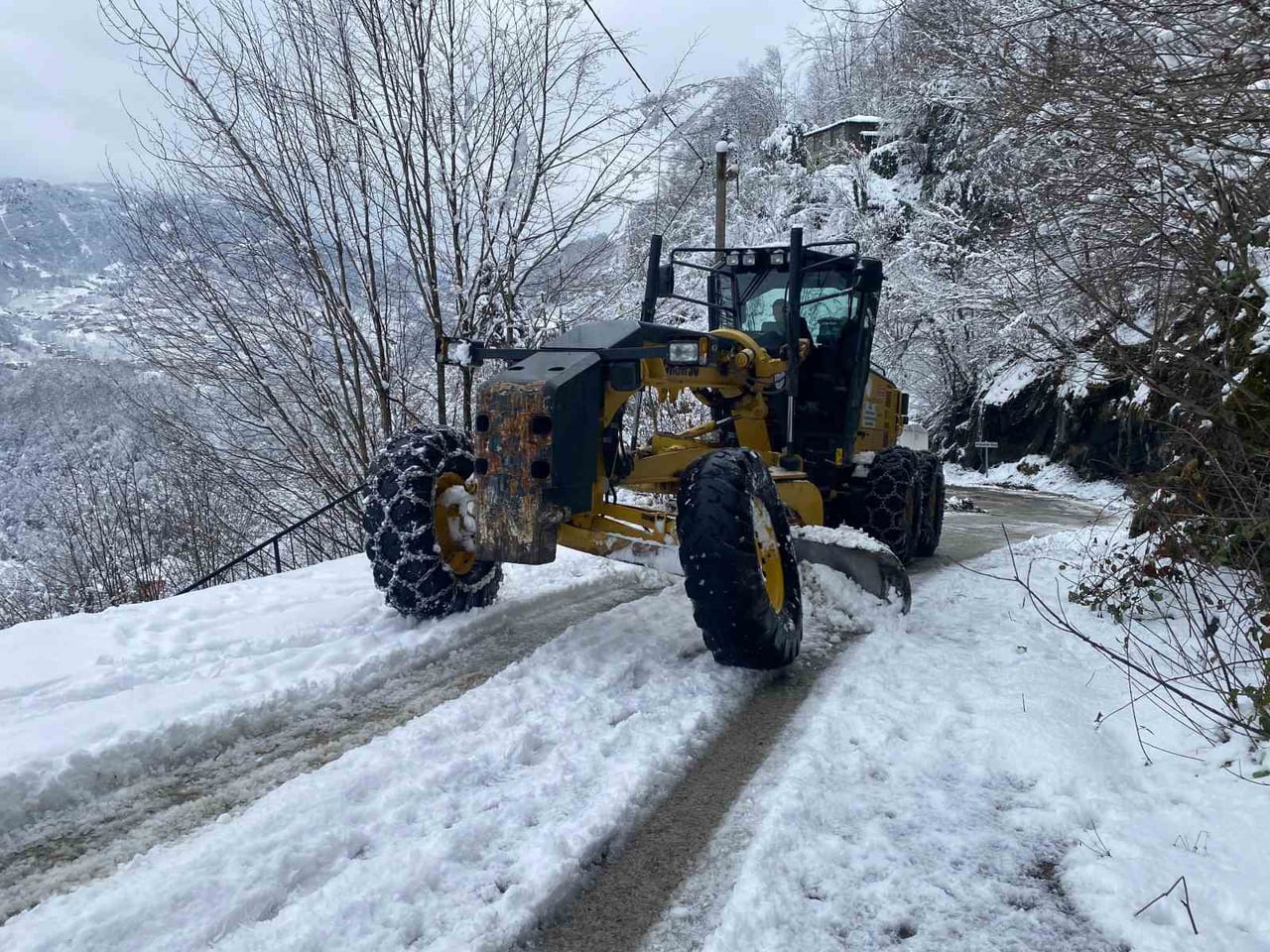 TRABZON’UN YÜKSEK KESİMLERİNDE ETKİLİ OLAN KAR YAĞIŞI NEDENİYLE 34 MAHALLE YOLU ULAŞIMA...