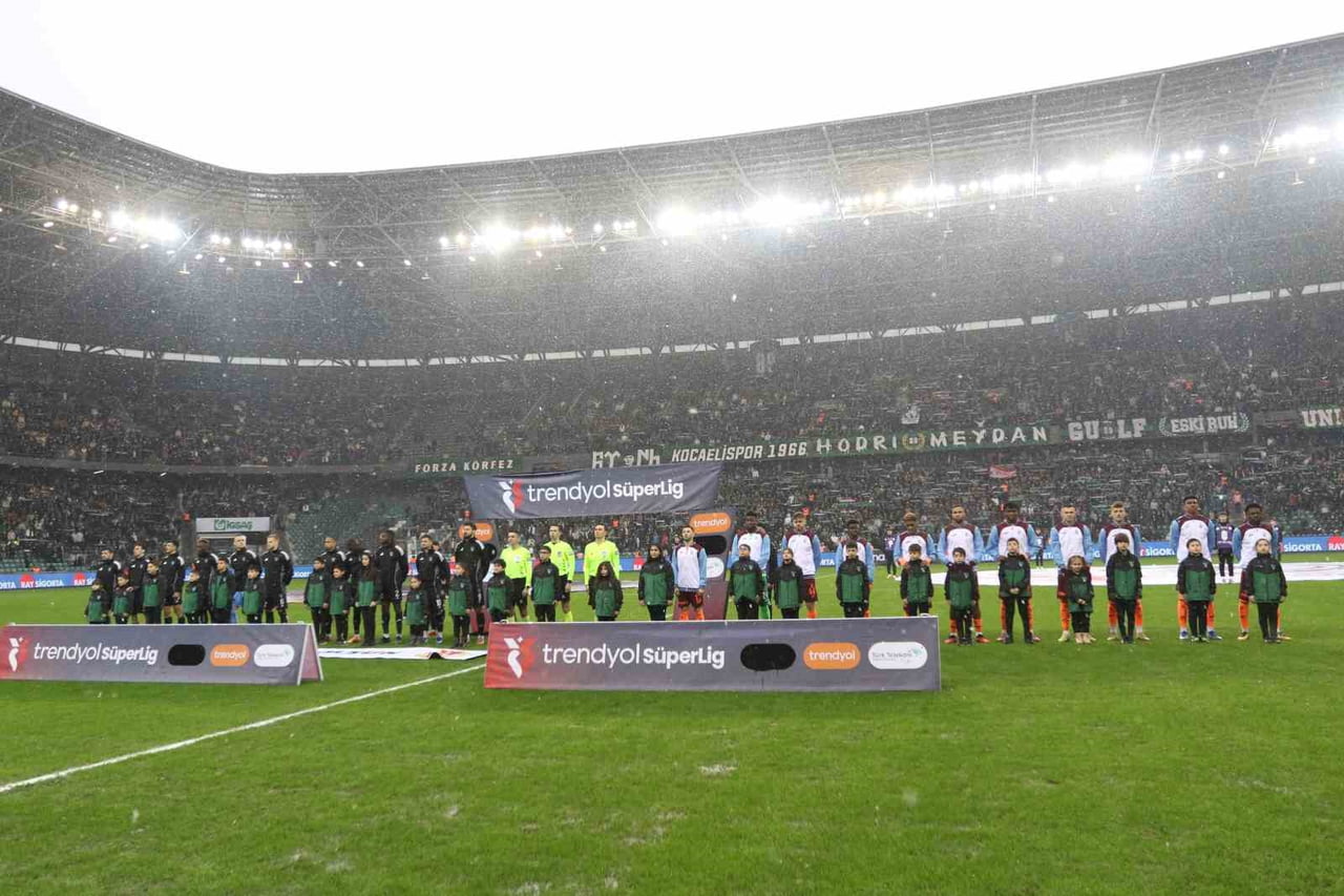 TRENDYOL SÜPER LİG'İN 18. HAFTASINDA KOCAELİSPOR EVİNDE TRABZONSPOR İLE MÜCADELE EDİYOR....