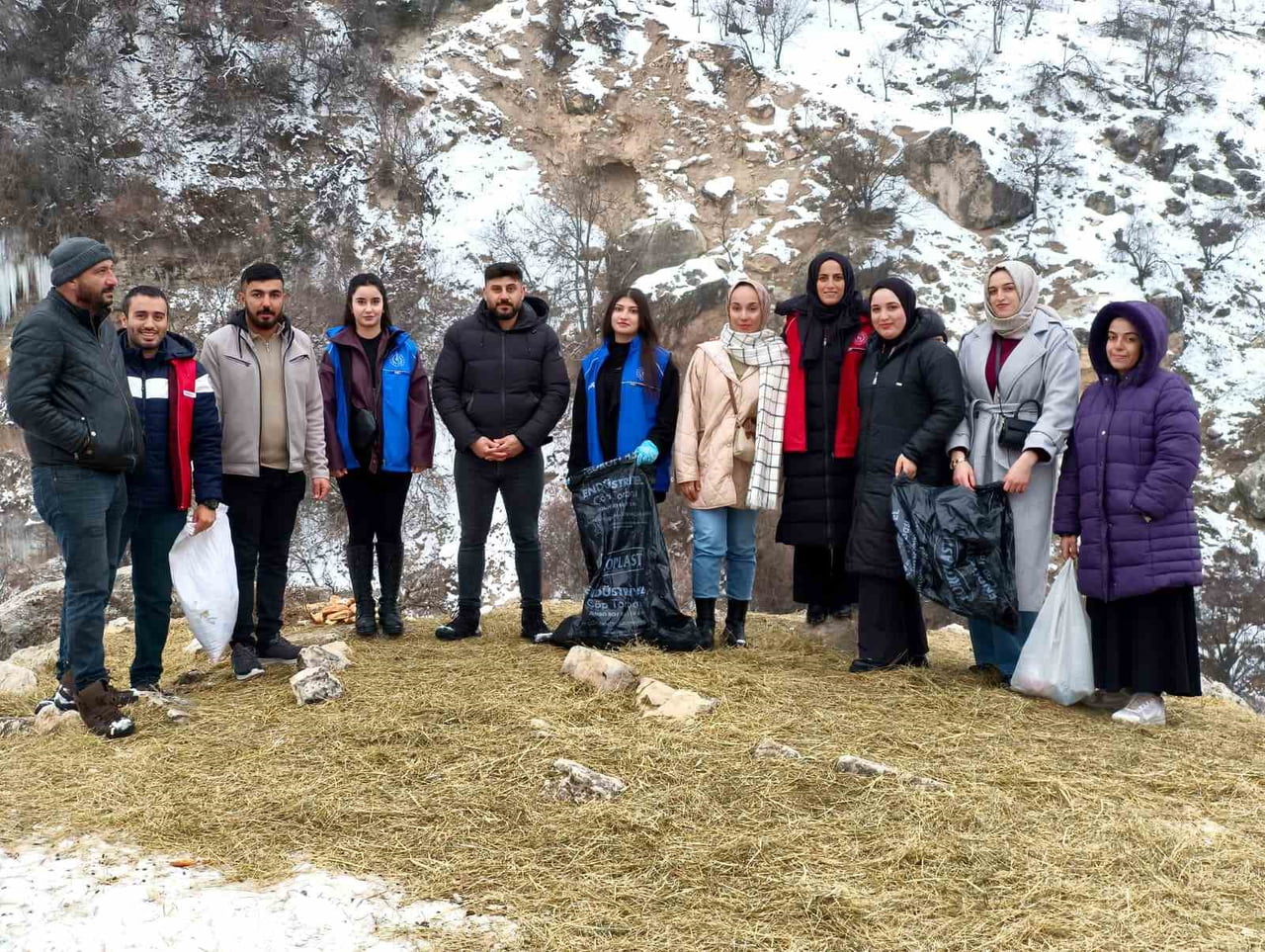 TUNCELİ'NİN ÇEMİŞGEZEK İLÇESİNDE, YOĞUN KAR YAĞIŞI NEDENİYLE YİYECEK BULMAKTA ZORLANAN YABAN...