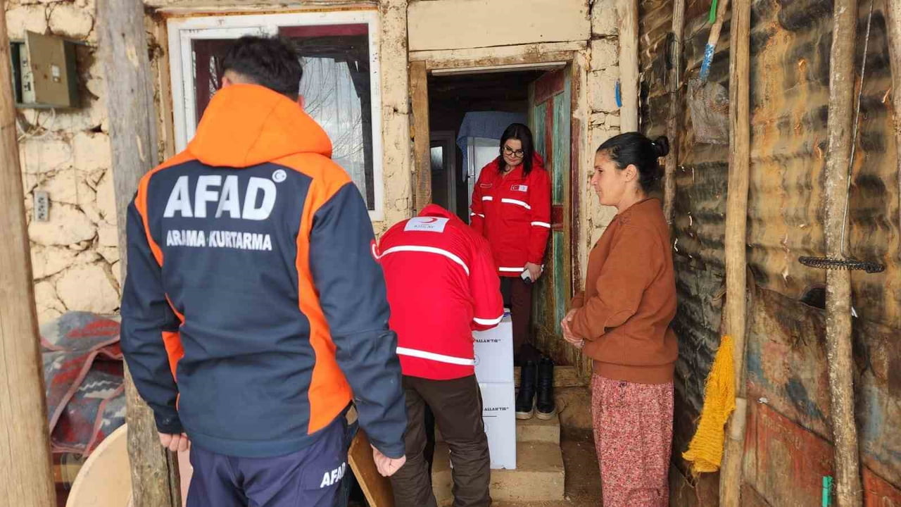 TUNCELİ’DE ETKİSİNİ ARTIRAN KIŞ ŞARTLARINA RAĞMEN TÜRK KIZILAYI VE AFAD EKİPLERİ, OVACIK İLÇESİNDE...