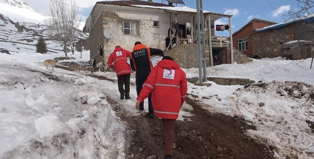 TUNCELİ’DE ETKİSİNİ ARTIRAN KIŞ ŞARTLARINA RAĞMEN TÜRK KIZILAYI VE AFAD EKİPLERİ, OVACIK İLÇESİNDE...