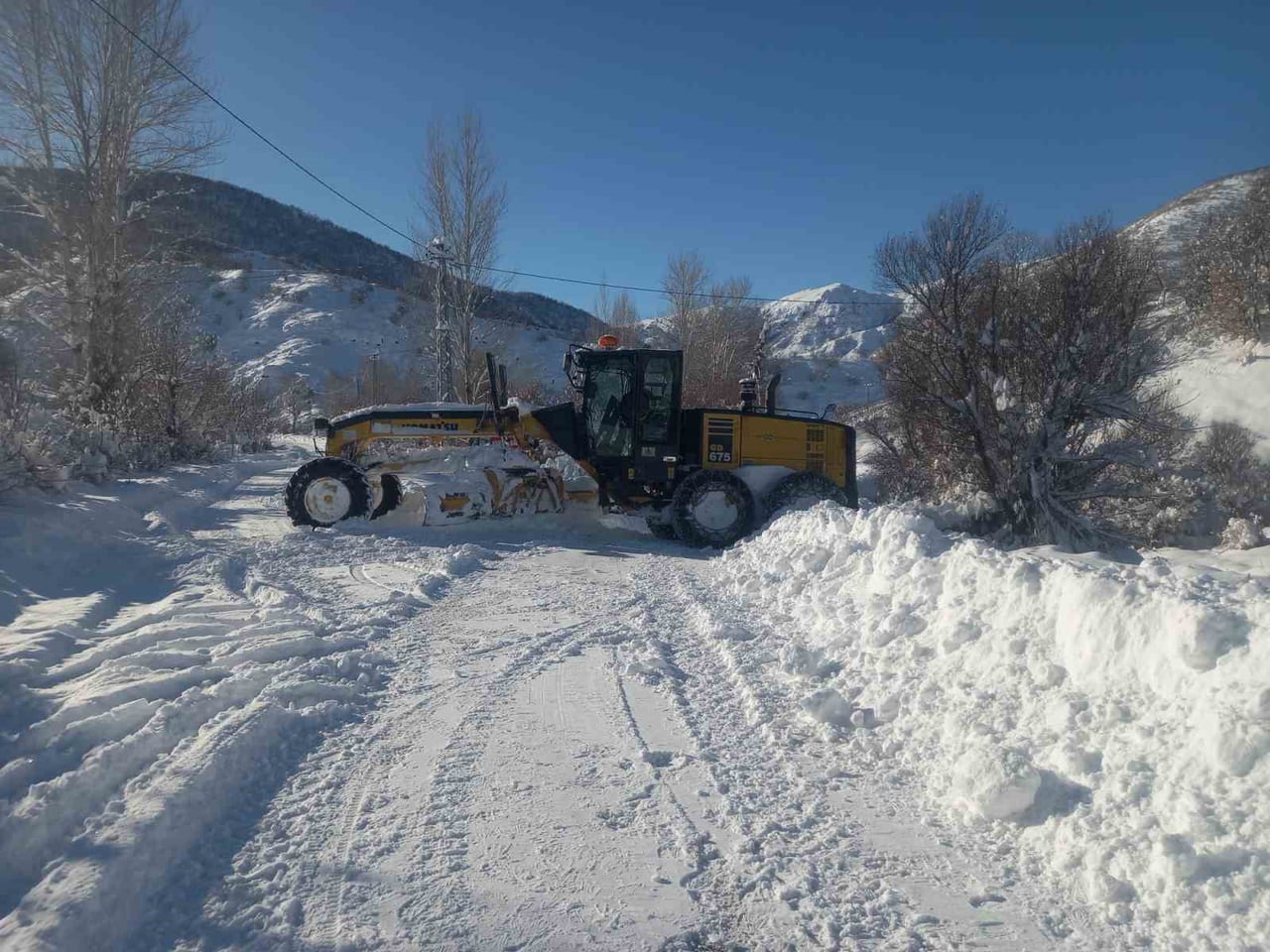 TUNCELİ’DE ETKİSİNİ SÜRDÜREN KAR YAĞIŞINDAN DOLAYI, KENTTE BULUNAN 362 KÖY YOLUNUN 298’İ ULAŞIMA...