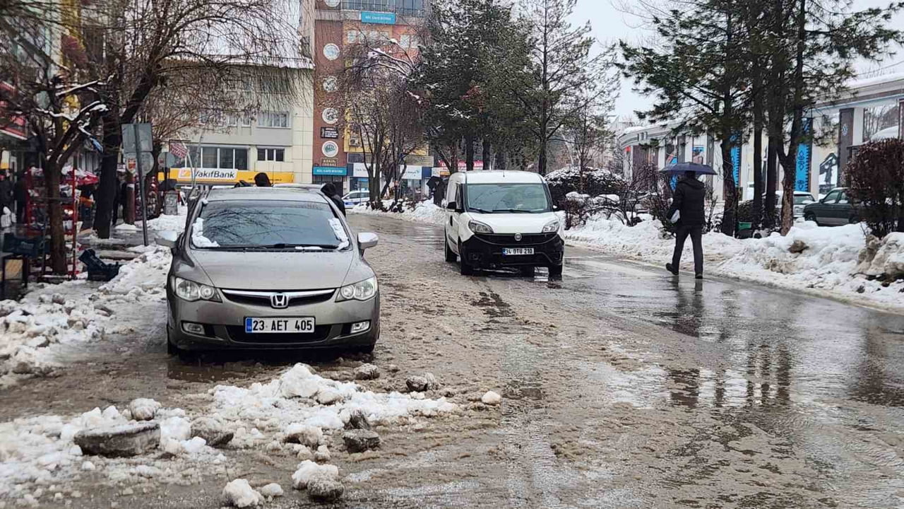 TUNCELİ’DE KARLA KARIŞIK YAĞMUR YAĞIŞI ETKİLİ OLDU.