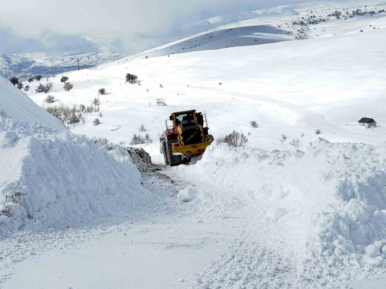 TUNCELİ’NİN ÇEMİŞGEZEK İLÇESİNDE KARLA MÜCADELE EKİPLERİNİ GÖREN BİR ŞAHIS BÜYÜK BİR SEVİNÇ...