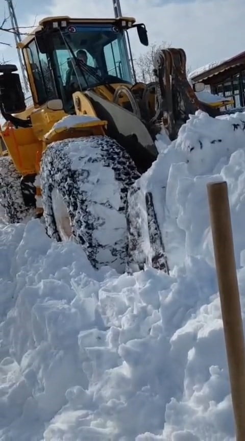 TUNCELİ’NİN ÇEMİŞGEZEK İLÇESİNDE KARLA MÜCADELE EKİPLERİNİ GÖREN BİR ŞAHIS BÜYÜK BİR SEVİNÇ...