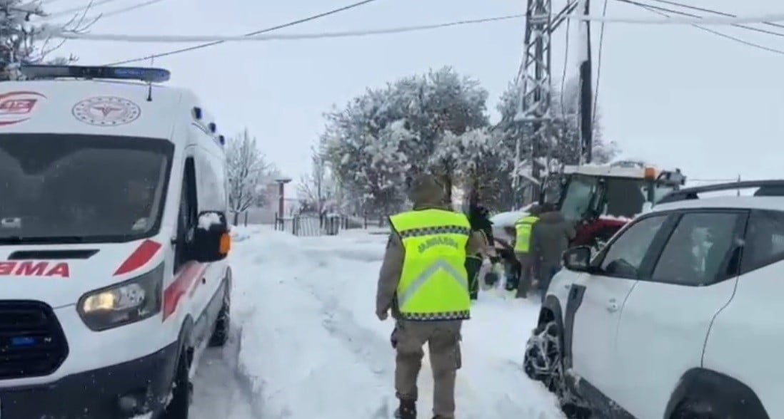 TUNCELİ’NİN ÇEMİŞGEZEK İLÇESİNE BAĞLI PAŞACIK KÖYÜNDE YOĞUN KAR YAĞIŞI SIRASINDA GÖĞÜS AĞRISI...