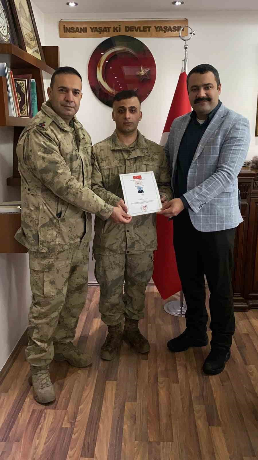 TUNCELİ’NİN HOZAT İLÇESİNDE GÖREV YAPAN UZMAN ÇAVUŞ YUNUS CAN, GÖREV YAPTIĞI KARAKOLDA SERGİLEDİĞİ...