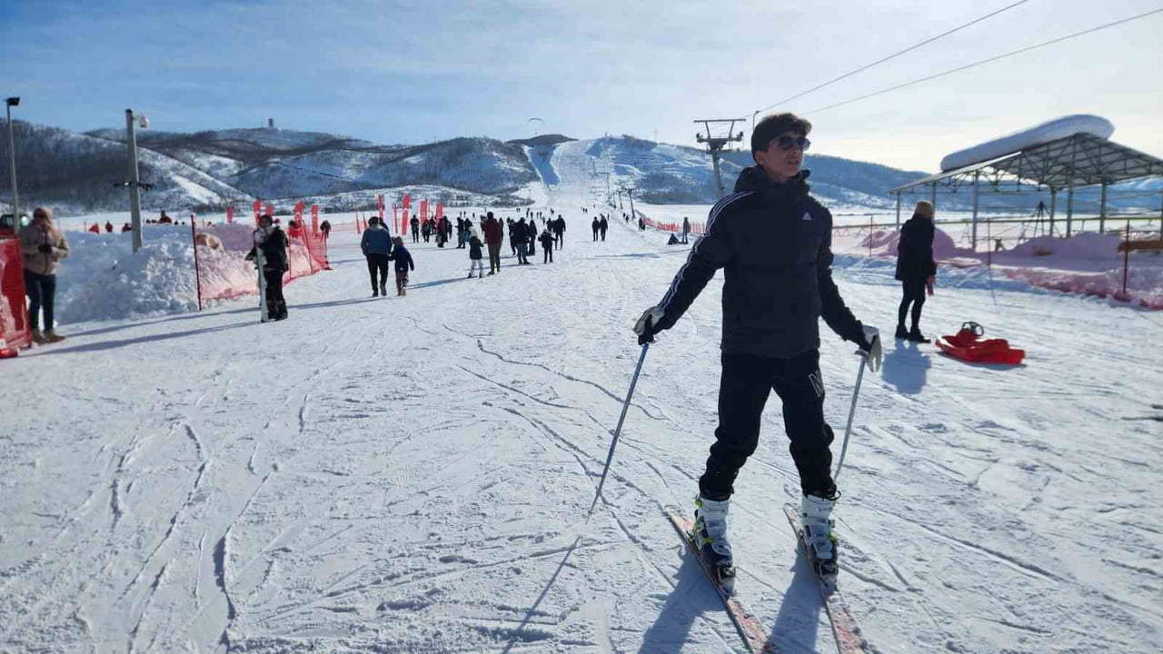 TUNCELİ’NİN OVACIK İLÇESİNDE BULUNAN OVACIK KAYAK SPOR TESİSİ, DÜZENLENEN SEZON AÇILIŞIYLA...