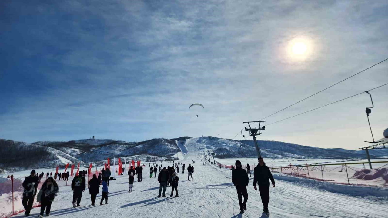 TUNCELİ’NİN OVACIK İLÇESİNDE BULUNAN OVACIK KAYAK SPOR TESİSİ, DÜZENLENEN SEZON AÇILIŞIYLA...