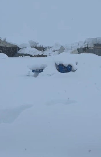 TUNCELİ’NİN OVACIK İLÇESİNDE ETKİLİ OLAN YOĞUN KAR YAĞIŞI NEDENİYLE BİR İŞ YERİNİN ÇATISI...