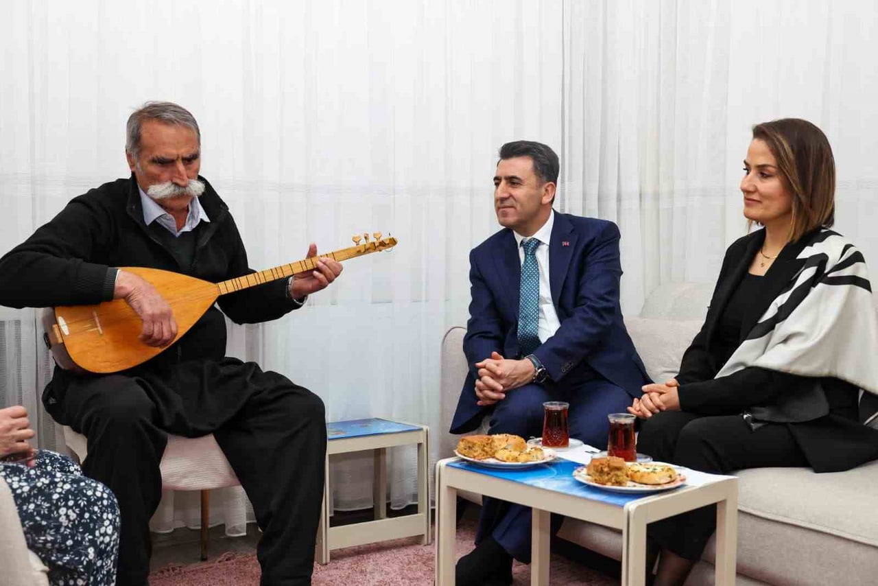 TUNCELİ VALİSİ ŞEFİK AYGÖL, ÜÇ KUŞAĞIN BİR ARADA YAŞADIĞI BİR AİLEYİ EVLERİNDE ZİYARET...