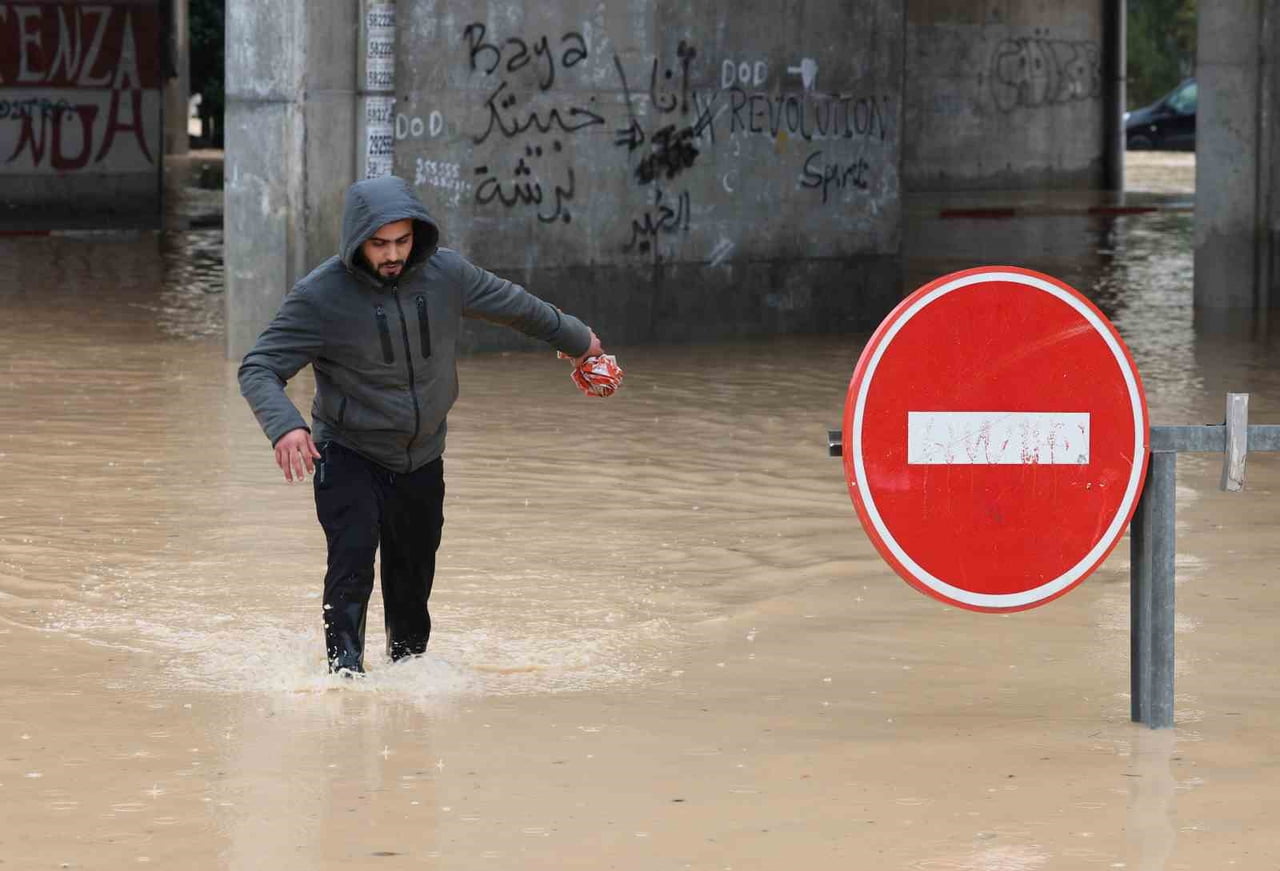 TUNUS'TA 1950 YILINDAN BU YANA GÖRÜLEN ŞİDDETLİ YAĞIŞLARDA 4 KİŞİ HAYATINI KAYBETTİ.