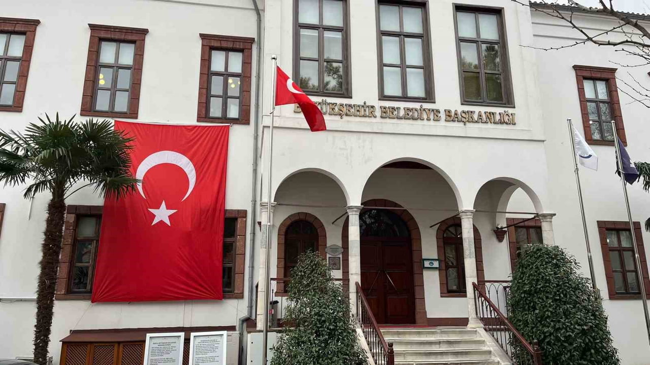 TÜRK BAYRAĞINA YÖNELİK GERÇEKLEŞTİRİLEN SALDIRININ ARDINDAN MUĞLA BÜYÜKŞEHİR BELEDİYE BAŞKANI...