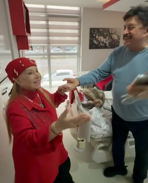 TÜRK HALK MÜZİĞİ’NİN YAŞAYAN EFSANESİ BEDİA AKARTÜRK İLE YEŞİLÇAM’IN UNUTULMAZ İSİMLERİNDEN GÖKHAN...