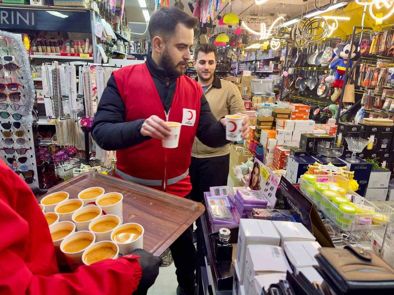 TÜRK KIZILAY MANİSA İL MERKEZİ BAŞKANLIĞI, MİRAÇ KANDİLİ DOLAYISIYLA VATANDAŞLARA 2 BİN 500...