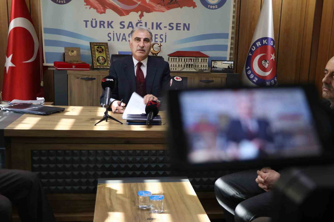 TÜRK SAĞLIK-SEN SİVAS ŞUBE BAŞKANI VE KAMU-SEN SİVAS TEMSİLCİSİ DURSUN ÖZEN, MEMUR VE EMEKLİ...