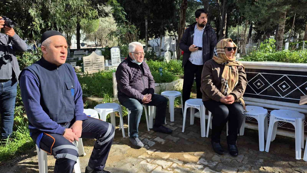 TÜRK SİNEMASININ UNUTULMAZ İSİMLERİNDEN FATMA GİRİK, BODRUM'DAKİ MEZARI BAŞINDA DÜZENLENEN TÖRENLE...