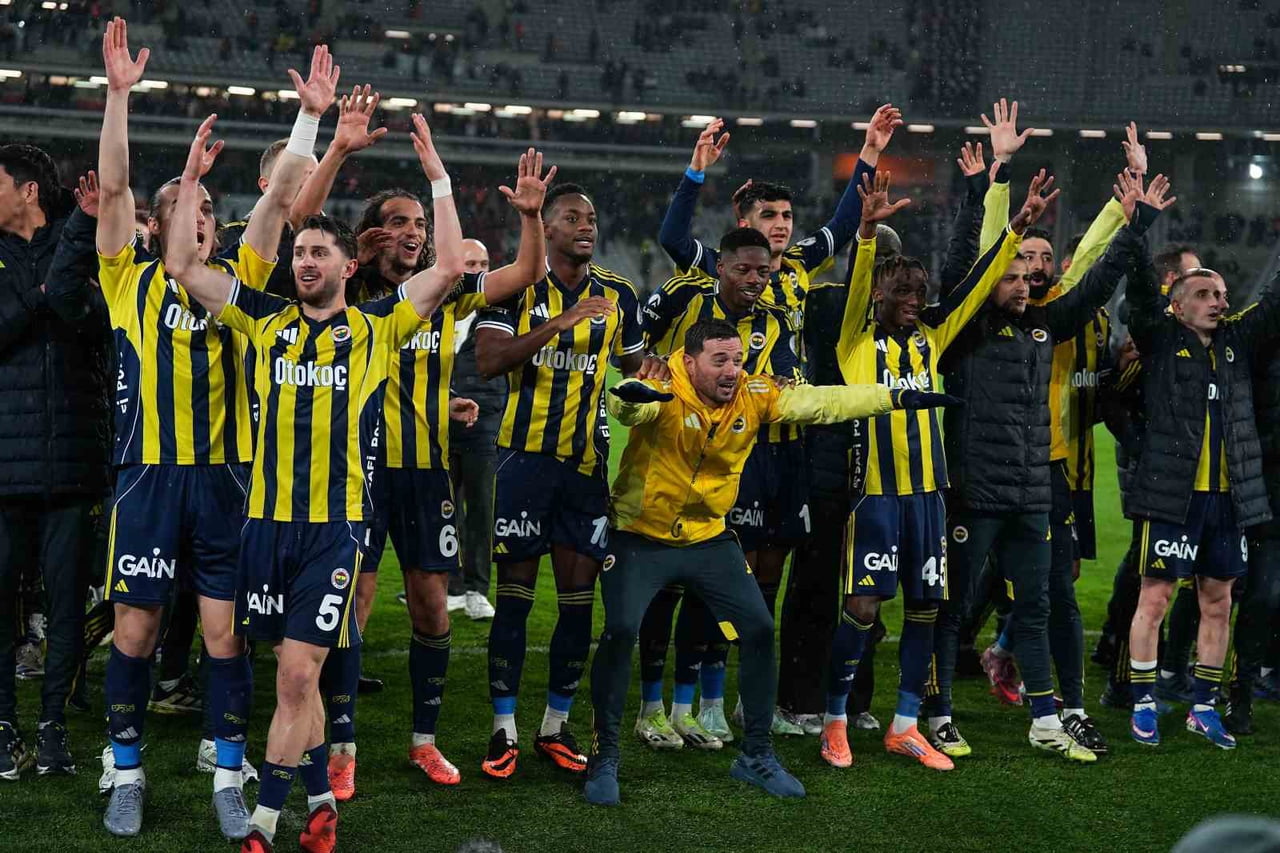 TURKCELL SÜPER KUPA FİNALİ'NDE GALATASARAY'I 2-0 MAĞLUP EDEN FENERBAHÇE, TÖRENLE KUPAYI...