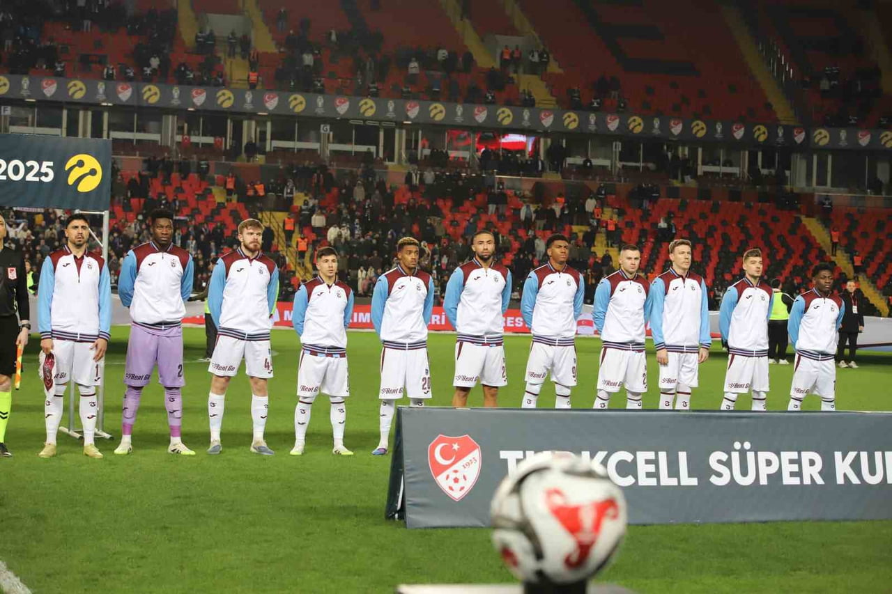 TURKCELL SÜPER KUPA YARI FİNALİNDE GALATASARAY İLE TRABZONSPOR KARŞILAŞIYOR. MÜSABAKANIN İLK 15...