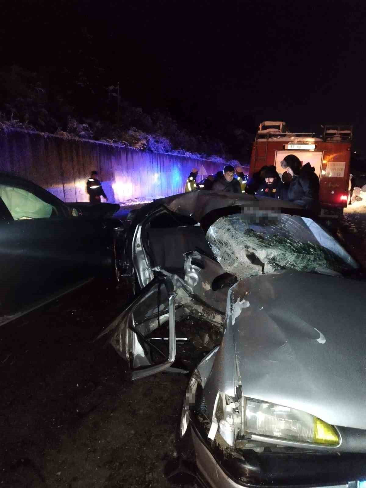 TÜRKELİ'DE İKİ OTOMOBİL KAFA KAFAYA ÇARPIŞTI: 2 ÖLÜ, 1'İ AĞIR 3 YARALI TÜRKELİ-AYANCIK KARAYOLU...