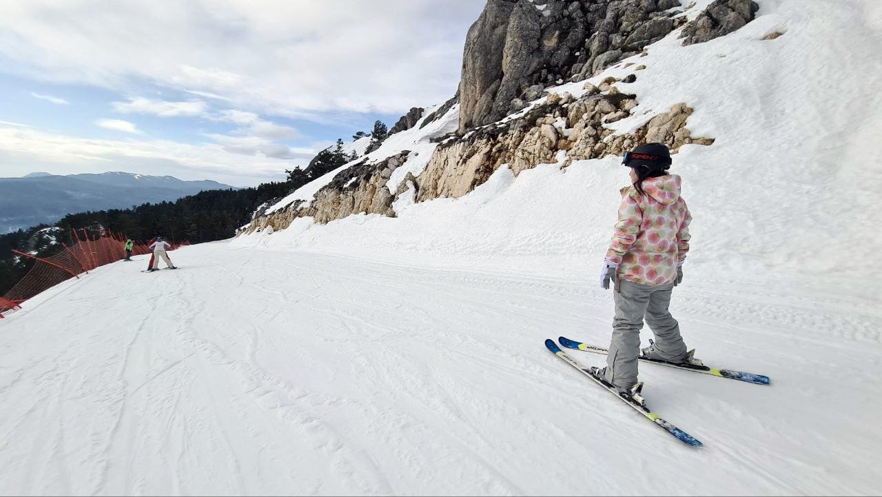 TÜRKİYE'NİN 53. KAYAK MERKEZİ OLAN VE 2 BİN METRE RAKIMA SAHİP KELTEPE KAYAK MERKEZİ'NDE YETERLİ...
